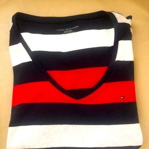 Tommy Hilfiger V neck T-shirt👜🎉